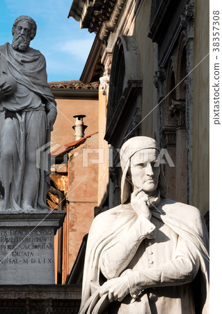 Statue of Dante in Verona - Veneto Italy Statue of Dante in Verona - Veneto Italy 38357308