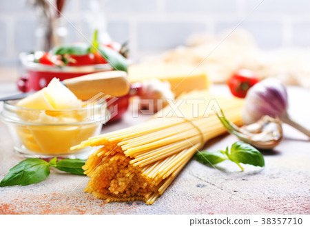 raw spaghetti 38357710