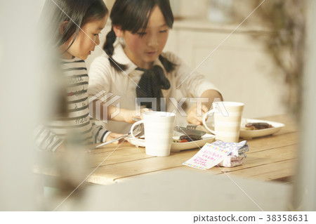 Sisters who eat 38358631