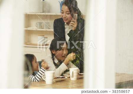 在上班前工作的母親 在上班前工作的母親 38358657