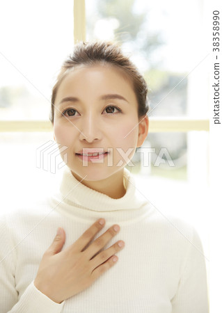 Woman indoors portrait 38358990