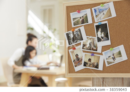 使用與母親的孩子工作在客廳 38359043