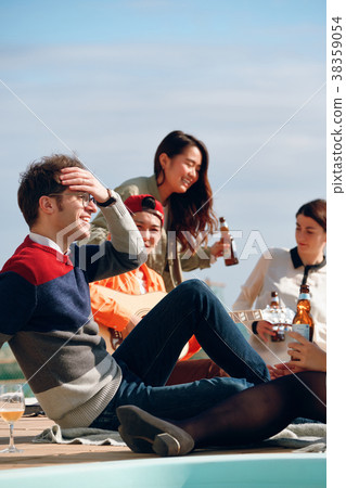 Seaside party share house image 38359054