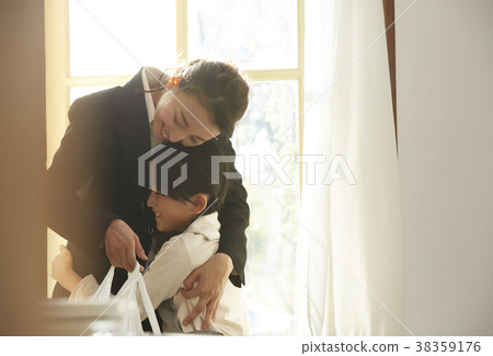 Working mother holding a daughter 38359176