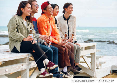 男人和女人在海邊享受聚會 男人和女人在海邊享受聚會 38359246