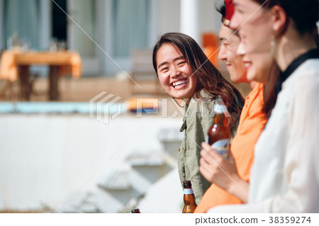 男人和女人在海邊享受聚會 男人和女人在海邊享受聚會 38359274