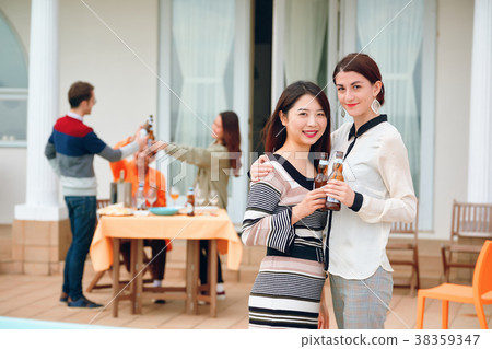 享受黨畫象的婦女 享受黨畫象的婦女 38359347