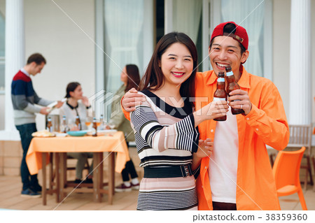 男人和女人享受聚會 38359360