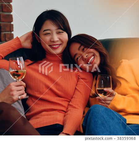 共享的家庭聚會男人和女人享受酒精 38359368