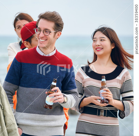 男人和女人在海邊享受聚會 男人和女人在海邊享受聚會 38359400