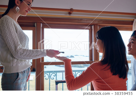 通過關鍵股票房子圖像的女人 38359455