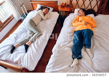 婦女臥室共享的房子圖像 38359457