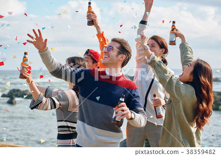 Men and women enjoying parties at the seaside Men and women enjoying parties at the seaside 38359482