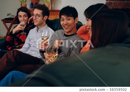 共享的家庭聚會男人和女人享受酒精 38359502