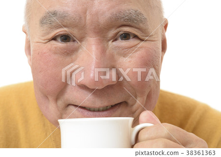 Senior drinking coffee with a smile 38361363