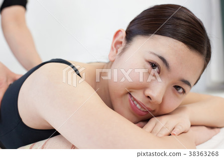 Female massage 38363268