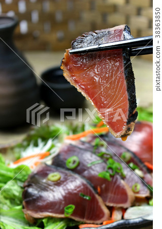 Seared bonito 38363850