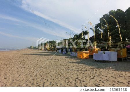 巴厘島清潔儀式“Murasti”在海灘上 38365588