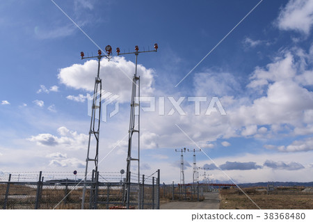 Approach light Approach light No airplane Approach light Approach light No airplane 38368480