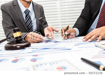 Colleagues are discussing issues 38372238