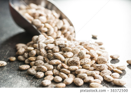 Dried borlotti beans. 38372500