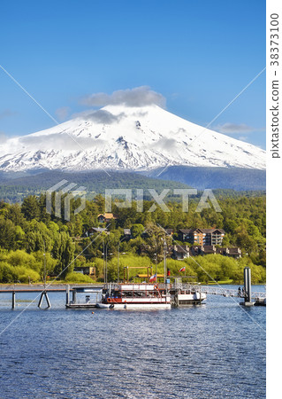 Picture of the Villarrica volcano, Chile 38373100