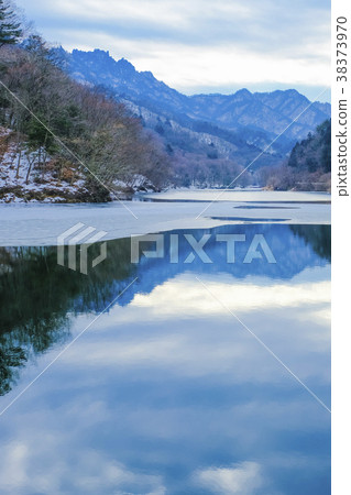 Lake Myogi in the winter and Muroyoshi (back) Lake Myogi in the winter and Muroyoshi (back) 38373970