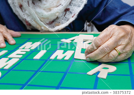 Crosswords for Elderly,help improve memory & brain 38375372