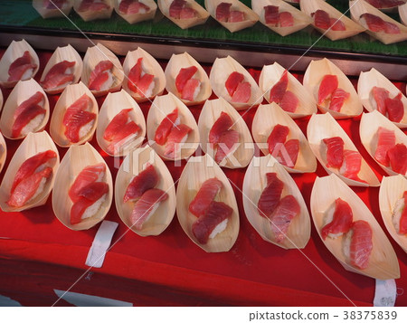 Sushi of salmon 38375839