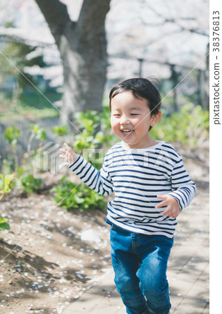 child, whelp, younger 38376813