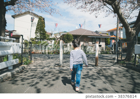 child, kid, younger 38376814