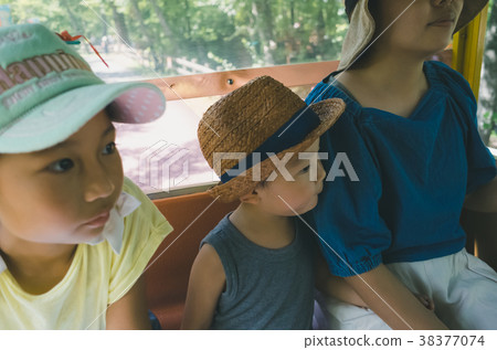 family, enjoy oneself, play 38377074