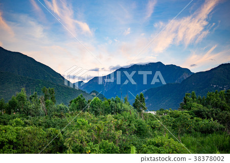台灣花蓮的高山 38378002