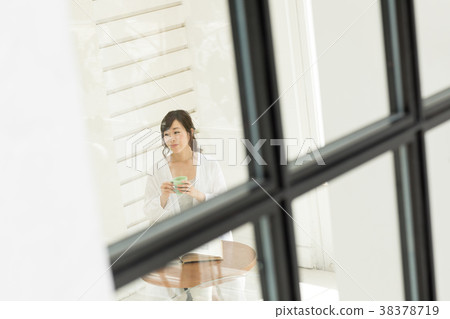 Middle woman relaxing at the cafe 38378719