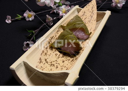 在竹子板材的櫻桃三文魚 38379294