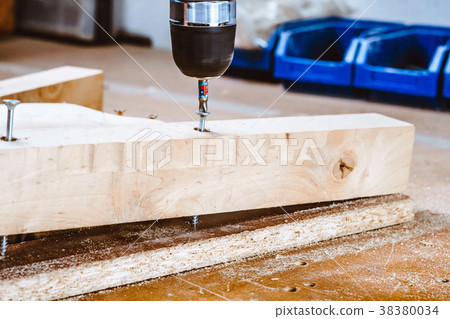 tighten the screw into the tree tighten the screw into the tree 38380034