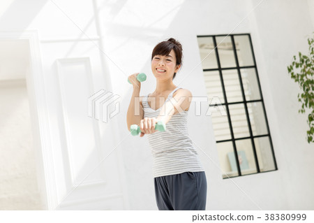健身形像中間女人 健身形像中間女人 38380999