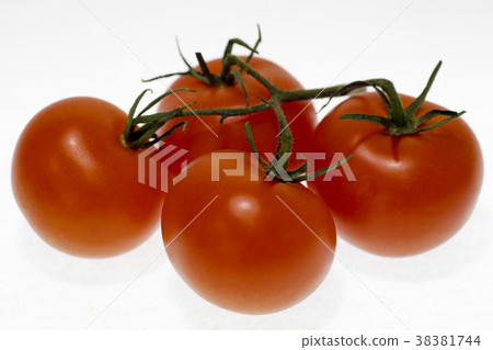 Bunch of tomatoes 38381744