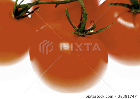 Bunch of tomatoes 38381747