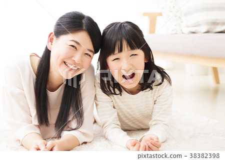 父母和孩子家庭兒童女孩小學生女人生活方式 父母和孩子家庭兒童女孩小學生女人生活方式 38382398