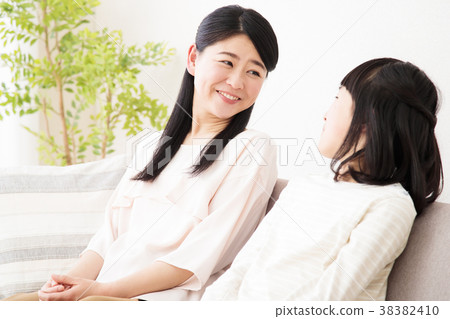 父母和孩子家庭兒童女孩小學生女人生活方式 父母和孩子家庭兒童女孩小學生女人生活方式 38382410