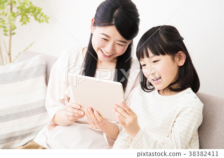 父母和孩子家庭兒童女孩小學生女人生活方式 父母和孩子家庭兒童女孩小學生女人生活方式 38382411