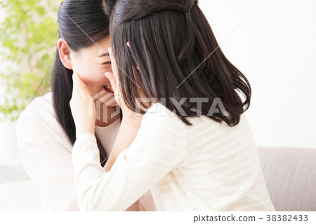 父母和孩子家庭兒童女孩小學生女人生活方式 父母和孩子家庭兒童女孩小學生女人生活方式 38382433