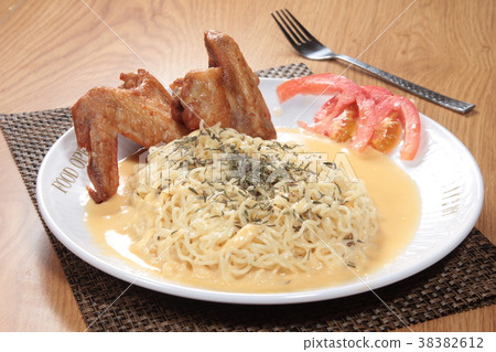dried noodles dried noodles 38382612
