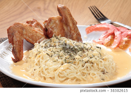 dried noodles dried noodles 38382615