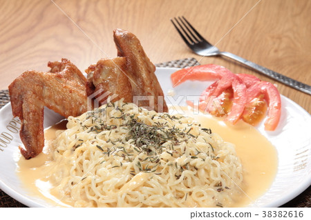dried noodles 38382616