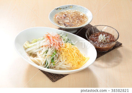 dried noodles 38382821