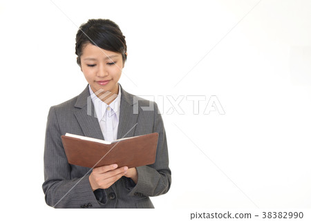 檢查日程表的女商人 38382990