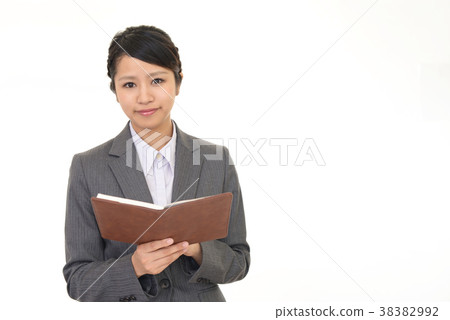 檢查日程表的女商人 檢查日程表的女商人 38382992