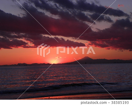 Mount Fuji after sunset on Inage Coast 38385193